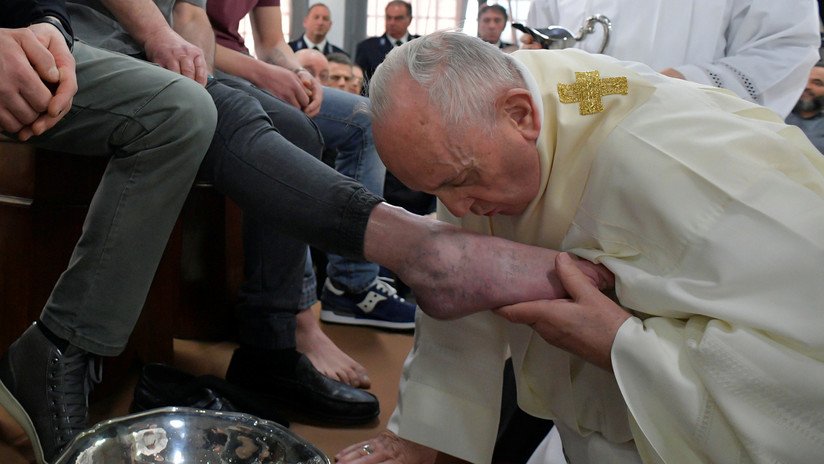 El papa Francisco lava y besa los pies a 12 reclusos de una cárcel en Italia (VIDEO)
