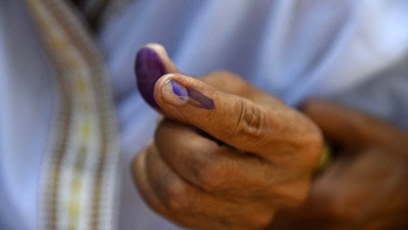 VIDEO: Un joven se corta un dedo como castigo por votar a otro partido por equivocación