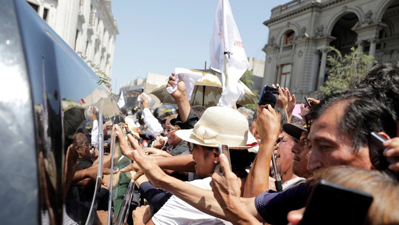 Perú: Seguidores del fallecido expresidente Alan García no dejan pasar al velatorio a su rival Humala
