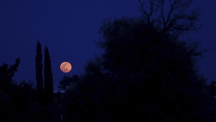 VIDEO: Una Luna Rosa ilumina el cielo en Viernes Santo