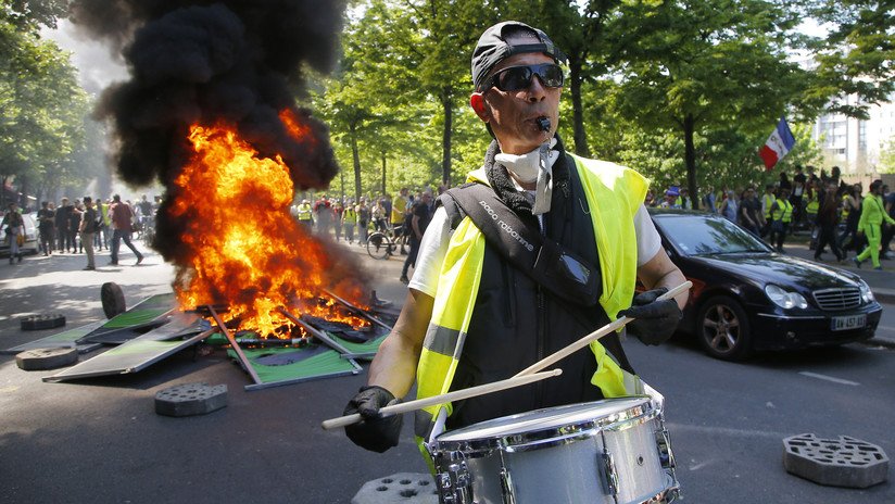 Fuego, humo y gas lacrimógeno: París vive una masiva protesta de los 'chalecos amarillos' (VIDEO)