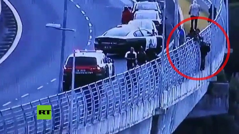 Un carabinero chileno evita que una mujer se lance desde un puente (VIDEO)