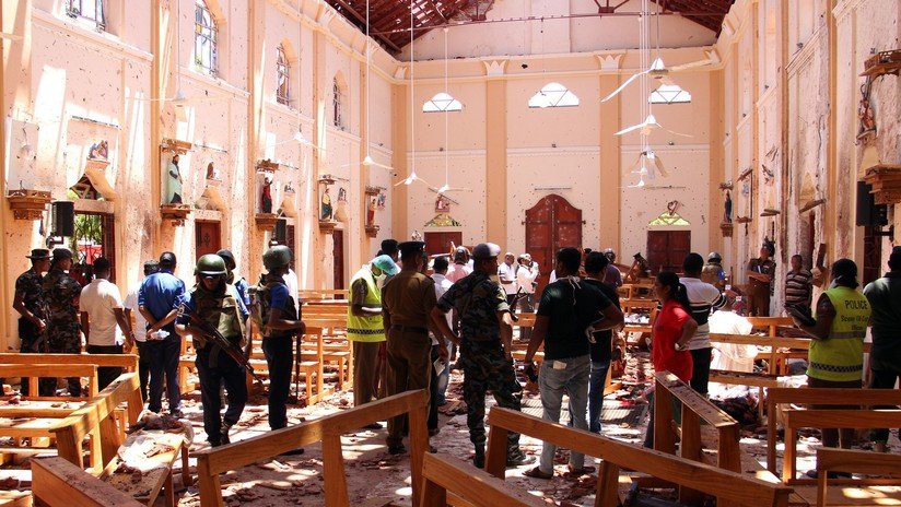 FOTOS: Feligreses tratan de ayudar a los heridos tras la explosión en una iglesia de Sri Lanka