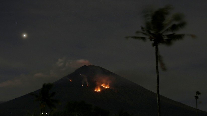 Indonesia: Entra en erupción el estratovolcán Monte Agung (VIDEO)
