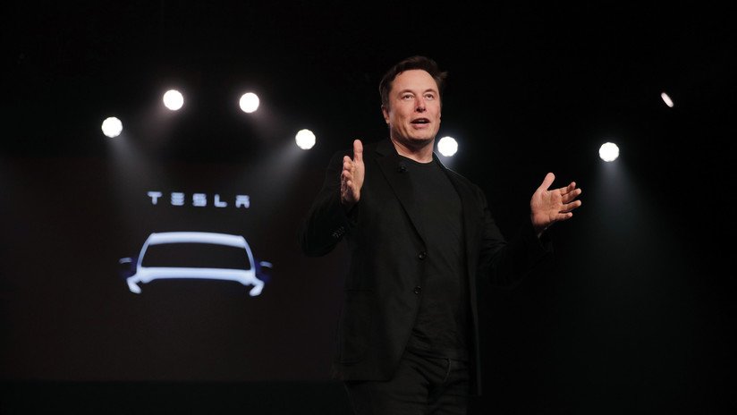 Elon Musk asegura que Tesla sacará "robotaxis" sin conductor el próximo año