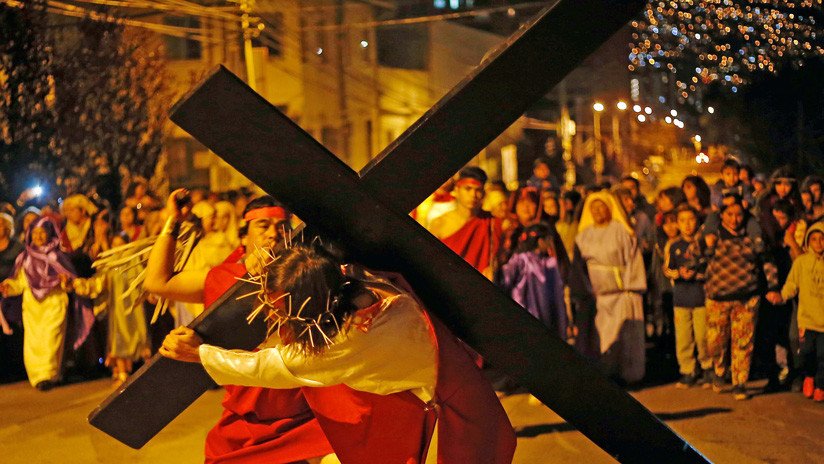 VIDEO: Perro defiende a 'Jesucristo' de los soldados romanos durante representación del viacrucis en México