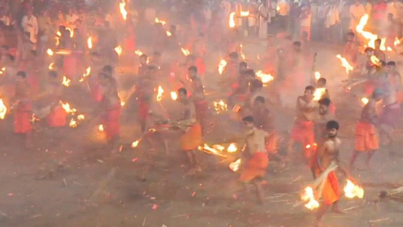 VIDEO: Cientos de indios intentan prenderse en fuego unos a otros en honor a una diosa guerrera