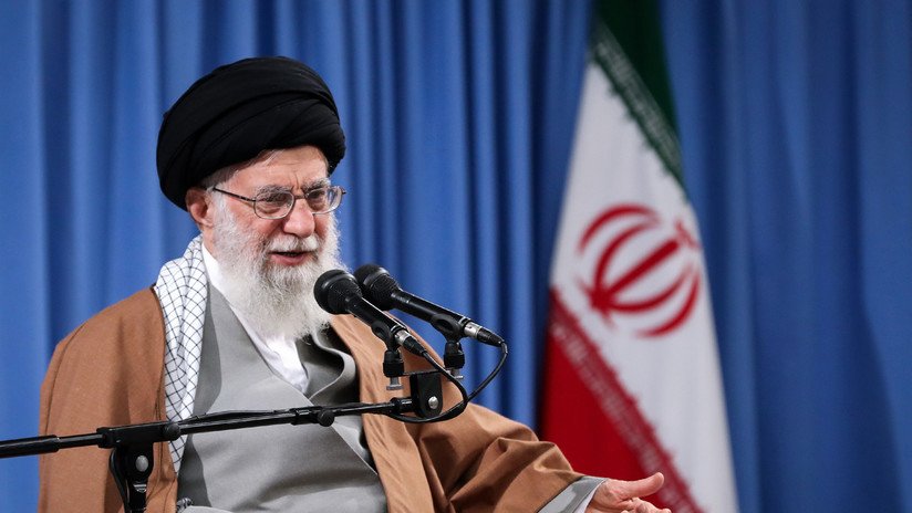 "Quieren ponernos de rodillas pero no nos rendiremos": El líder supremo iraní promete medidas tras el bloqueo "hostil" a las importaciones de su crudo