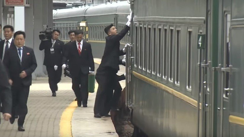 VIDEO: Guardaespaldas de Kim Jong-un sacan brillo a su tren al llegar a Vladivostok