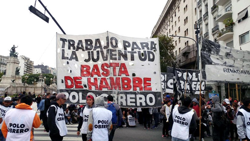 Manifestantes argentinos reclaman medidas contra la pobreza a la gobernadora de Buenos Aires