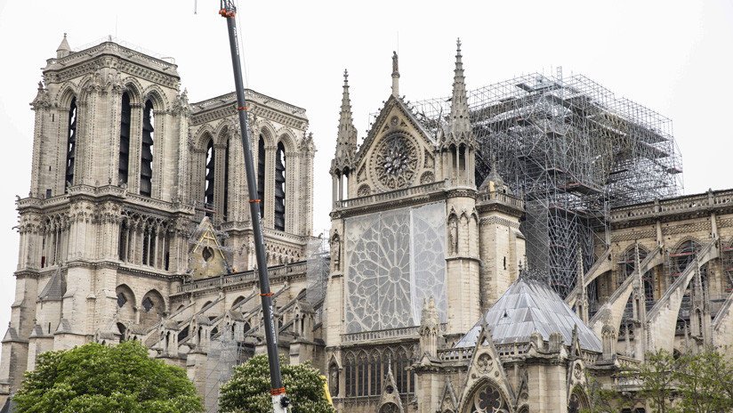 Obreros en la catedral Notre Dame de París fumaban en el andamiaje violando las normas de seguridad