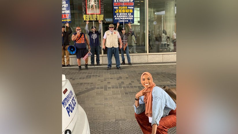 EE.UU.: Una musulmana responde a las protestas contra su religión con una sonrisa que se volvió viral (FOTOS)