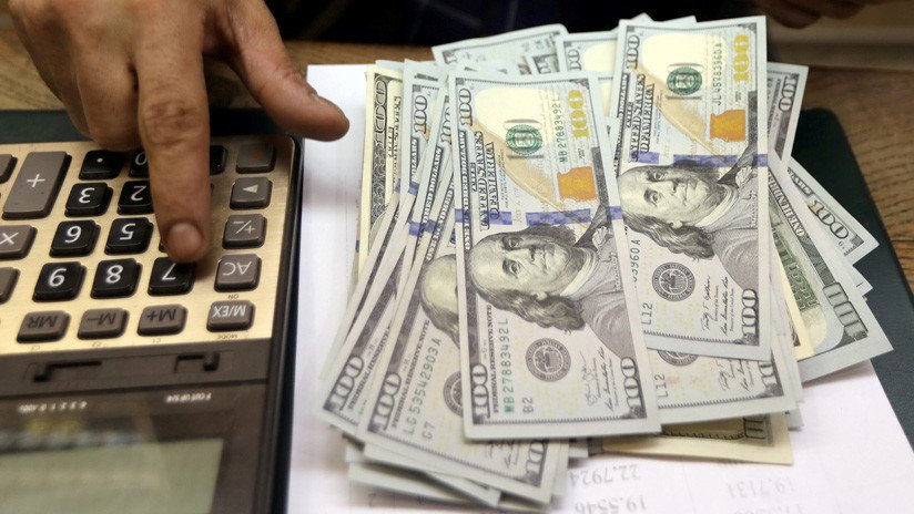 El dólar se vende a más de 47 pesos en Argentina y el riesgo país supera los 1.000 puntos
