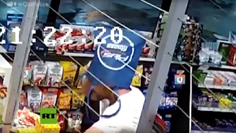 VIDEO: Asalta una tienda con una bolsa en la cara y se la quita para guardar el botín