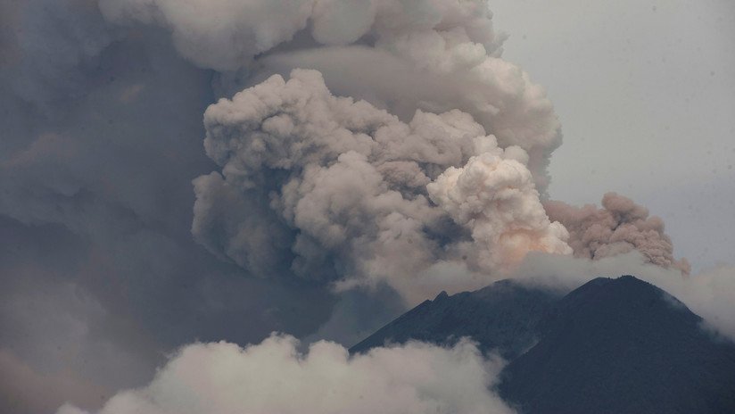 VIDEO: Turistas temerarios se hacen selfis en el borde del cráter de un peligroso volcán poco antes de que entre en erupción