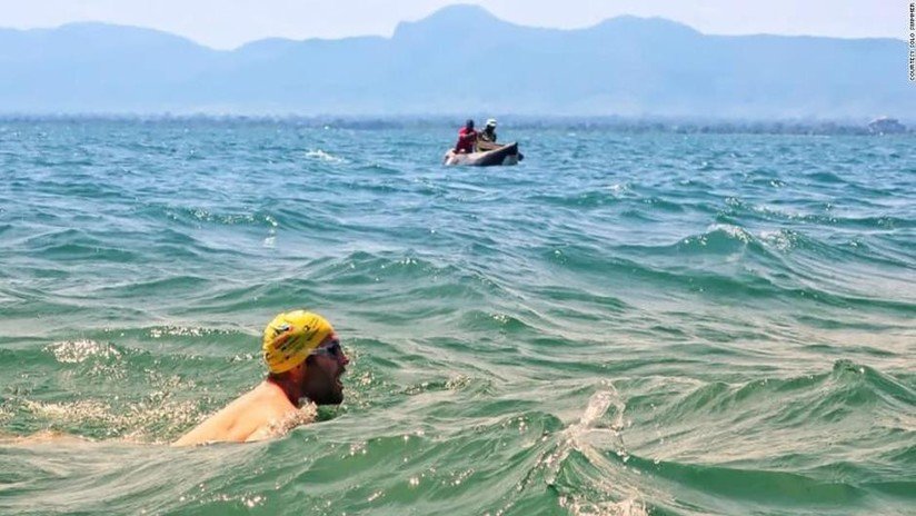 Logra dos récords Guinness tras atravesar a nado un enorme lago lleno de cocodrilos durante 54 días 
