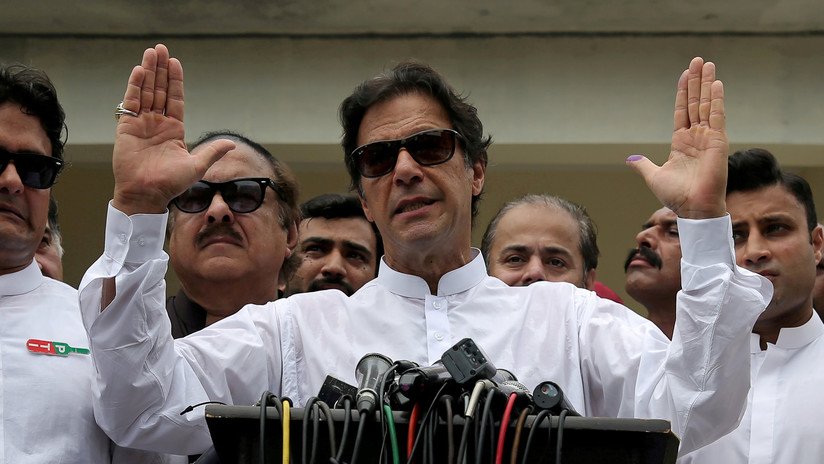 El primer ministro de Pakistán llama "señorita" a un opositor político y lo acusan en Twitter de sexista y misógino