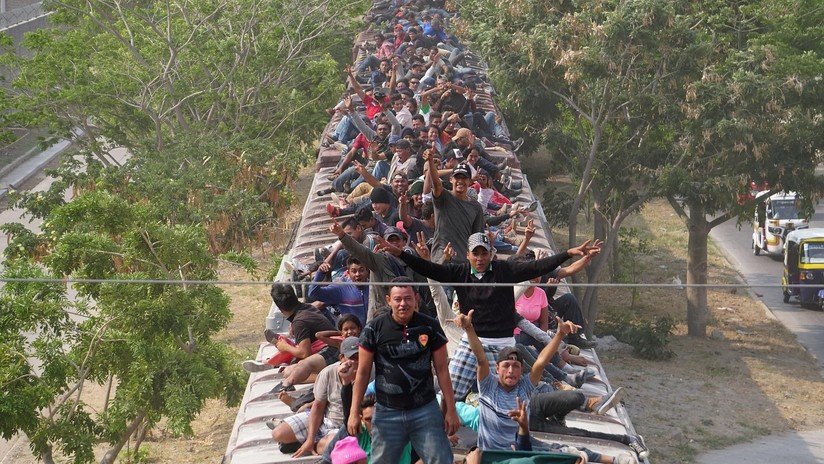 FOTOS, VIDEO: Cientos de migrantes llegan en el techo del tren 'La Bestia' a la frontera de México con EE.UU.