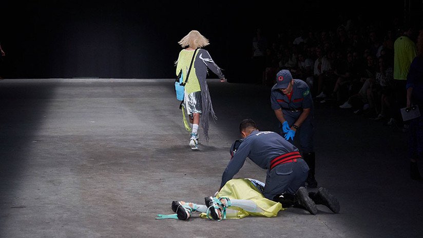 FOTOS: Modelo muere en la pasarela durante la semana de la moda en Brasil -  RT
