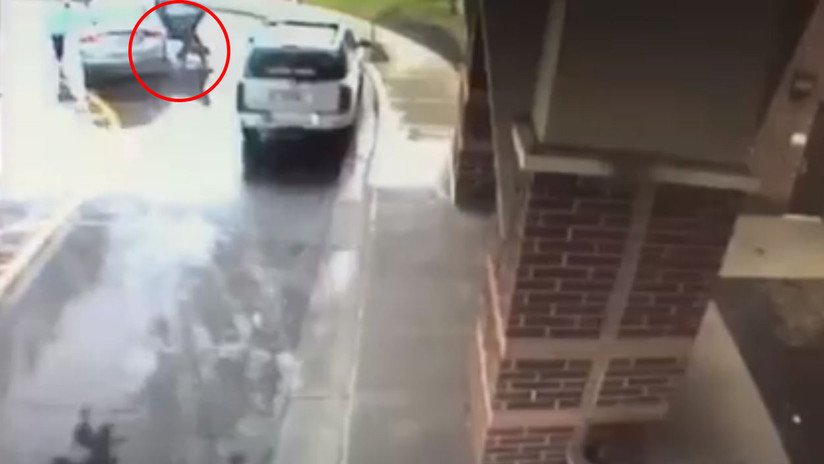 VIDEO: Un niño de 8 años ayuda a su hermana a escapar de un coche en marcha durante un robo