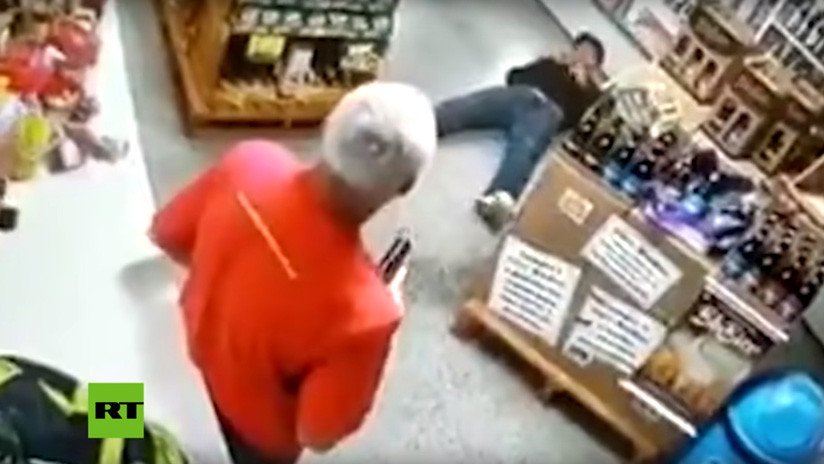 VIDEO: Delincuente ingresa a robar en una tienda y se lleva un disparo en la espalda