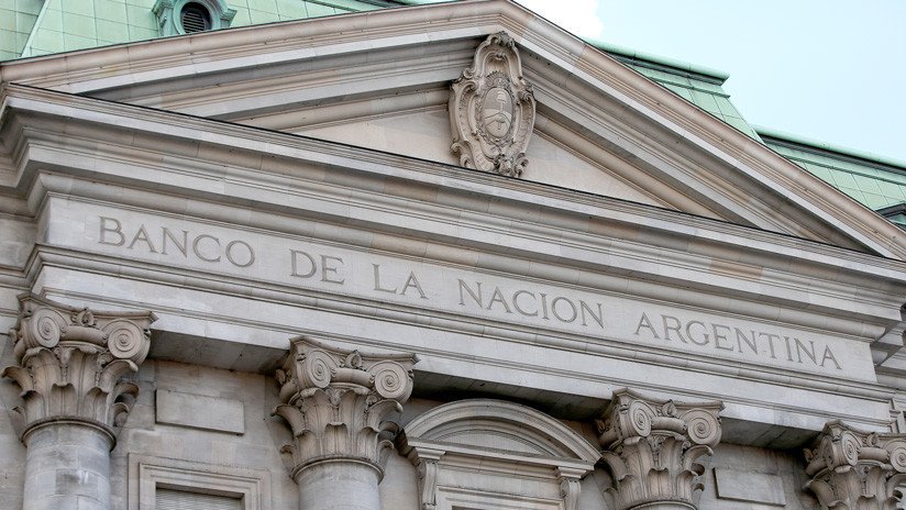 El Banco Central de Argentina elimina la 'zona de no intervención' y vuelve a vender dólares para frenar la suba