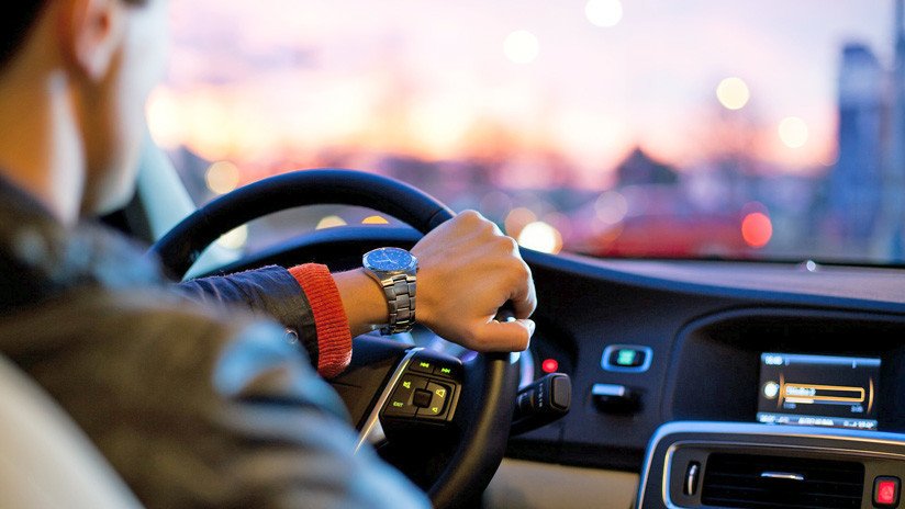 Estadounidense multado por hablar por el móvil al volante recurre a la justicia para demostrar que se trataba de un 'hash brown'... y gana