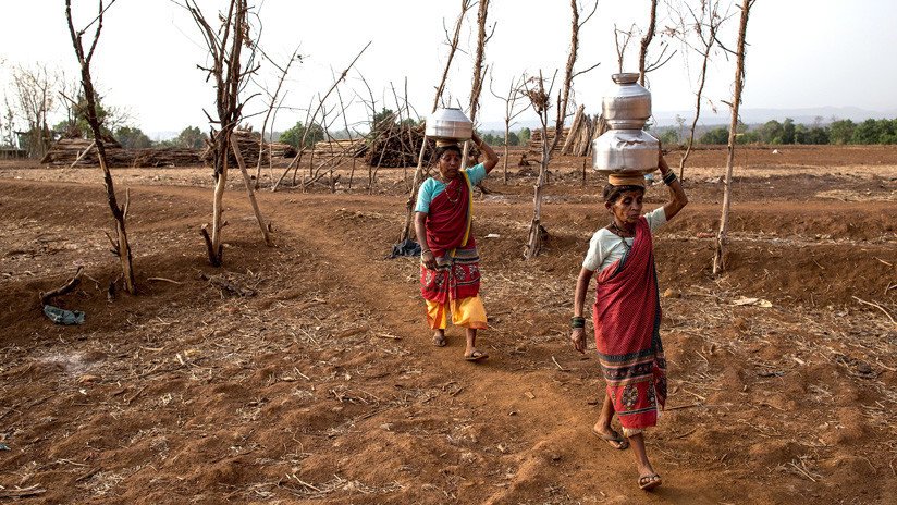 VIDEO: La sequía obliga a mujeres a arriesgar su vida para descender hasta el fondo de un pozo en la India 