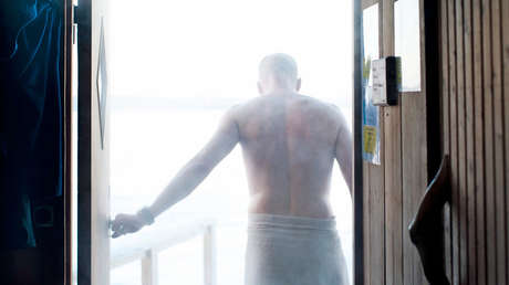 En una sauna de Suecia y desnudos, un policía arresta a un fugitivo