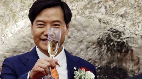 Fundador de Xiaomi recibe casi 1.000 millones de dólares en bonos y promete donarlos para fines benéficos