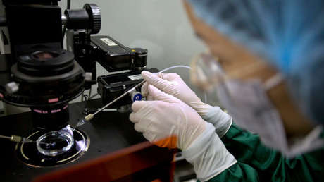 Pruebas de ADN confirman que un médico de fertilidad concibió 49 hijos en secreto