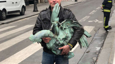 ¡Milagroso! Encuentran íntegro el gallo que coronaba la aguja de la catedral de Notre Dame
