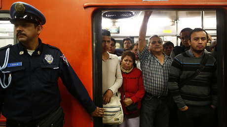 Policías del metro de Ciudad de México sacan a rastras a un hombre en estado de ebriedad (VIDEO)