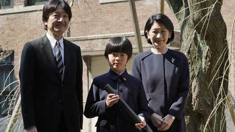 Investigan la presencia de dos cuchillos cerca del pupitre del nieto del emperador de Japón