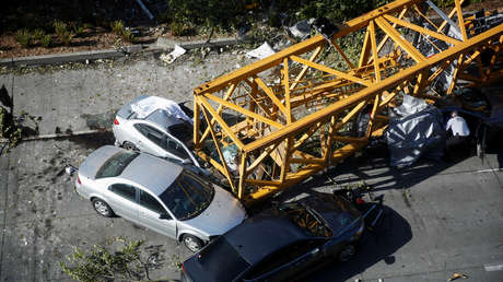 VIDEOS: 4 muertos tras caer una grúa sobre una oficina de Google y varios coches
