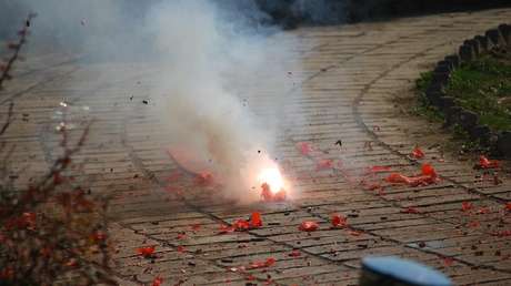Un camarógrafo muere por el impacto de un petardo durante los festejos de la Pascua en Grecia