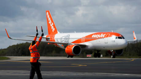 Un hombre intenta abrir la puerta de un avión en pleno vuelo y desata el pánico entre los pasajeros