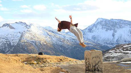 'Slackline': Un atleta demuestra lo doloroso del doble salto mortal hacia atrás (VIDEO)