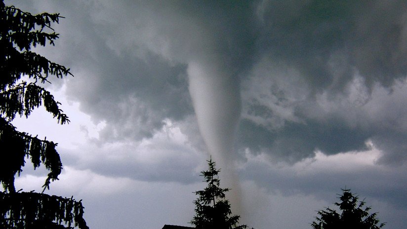 VIDEOS, FOTOS: Un gigantesco tornado azota Rumanía