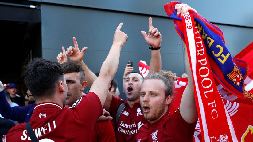 VIDEOS: Hinchas del Liverpool empujan a transeúntes a una fuente en Barcelona antes de la semifinal