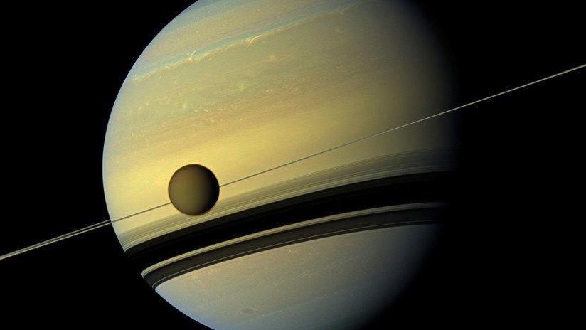 Descubren un "desconcertante" cinturón del hielo de 6.300 kilómetros en la superficie de Titán
