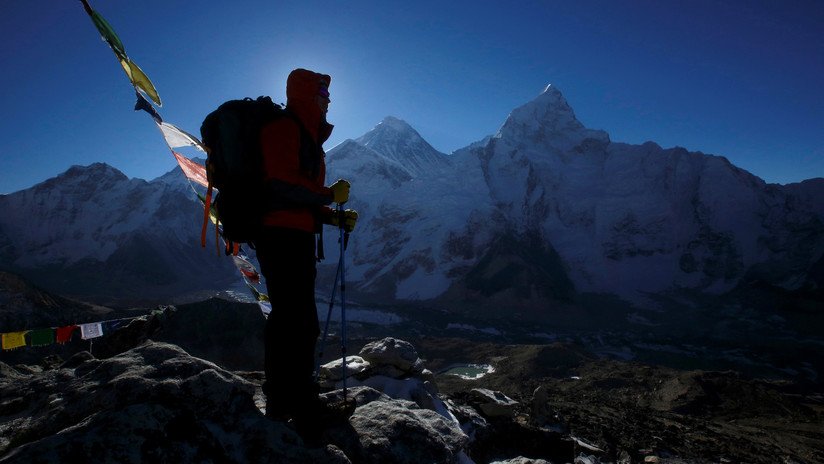 Un equipo especializado recoge en el Everest 3 toneladas de basura... y halla 4 cadáveres