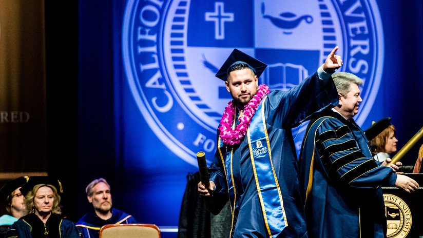 VIDEO: Rector interino se desploma en plena ceremonia de graduación universitaria en EE.UU.