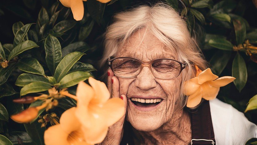 Un estudio calcula a qué edad nos sentimos más optimistas  
