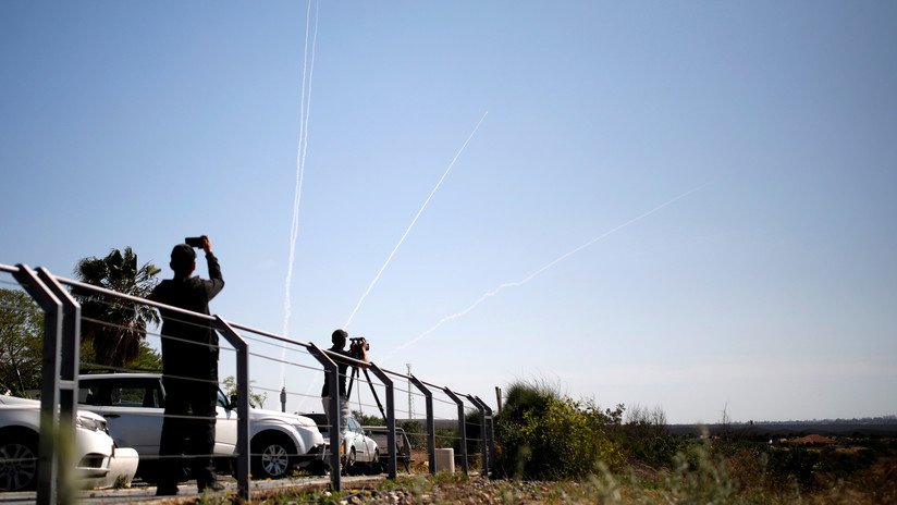 VIDEO: Un periodista transmite en vivo cómo la Cúpula de Hierro israelí intercepta misiles provenientes de Gaza