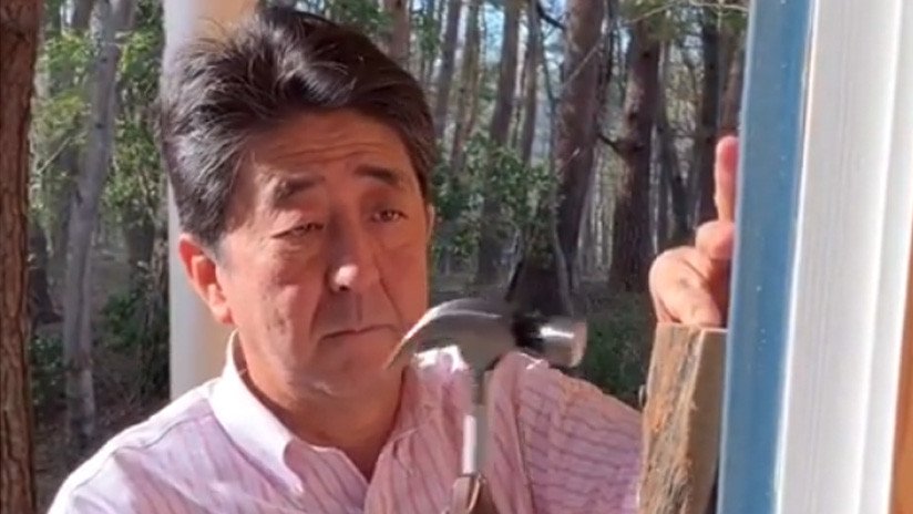 El primer ministro japonés comparte un clip donde instala un curioso souvenir que se trajo de Canadá