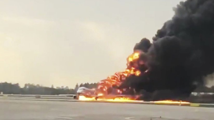 VIDEO: Momento exacto del aterrizaje de un avión en llamas en un aeropuerto moscovita