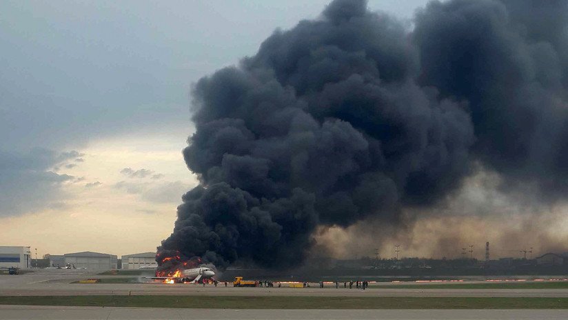 PRIMERAS IMÁGENES: Pasajeros saltan del avión que se incendió en un aeropuerto de Moscú