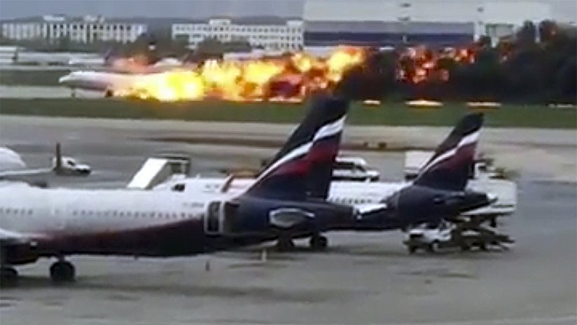 Video muestra cómo el avión accidentado toca tierra y tras elevarse vuelve a caer con los motores incendiados