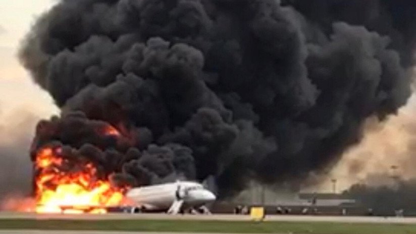 VIDEO: Pasajeros saltan por las puertas delanteras para escapar de las llamas del avión accidentado en Rusia